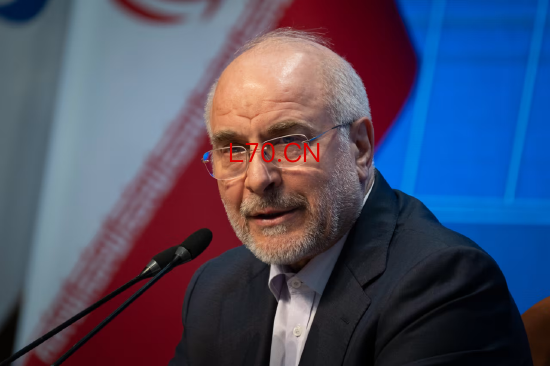 伊朗议会议长穆罕默德・巴盖尔・加利巴夫于 2025 年 12 月 2 日在德黑兰的伊朗议会大厦出席新闻发布会。