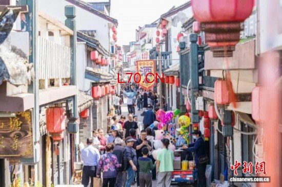 浙江平湖，热闹的山塘老街。平湖市委宣传部供图