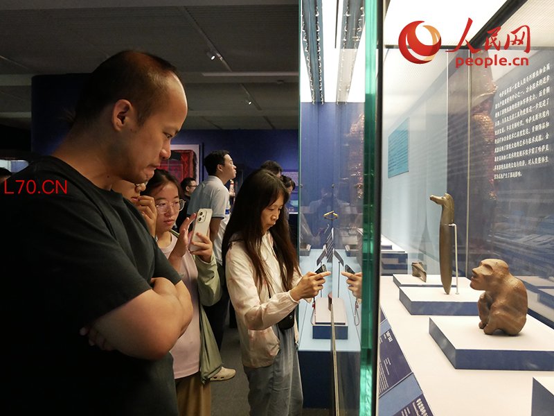 2025年6月，观众在中国国家博物馆参观展览。人民网记者 韦衍行摄