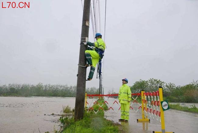 湖北强降雨 4000余人抢修电力