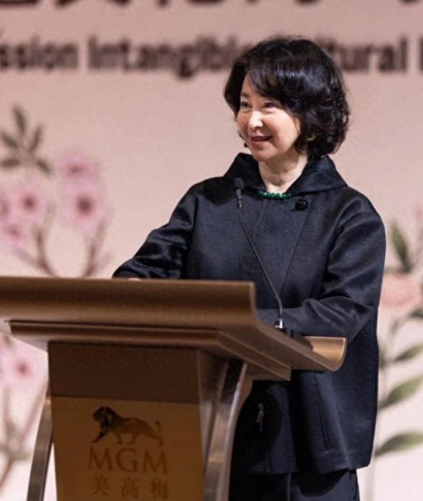 错把鱼目当珍珠! 如今再看何超琼、李嘉欣, 才知道许晋亨真拎不清
