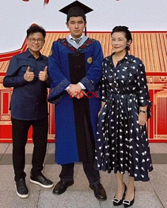 太争气! 港星黄一山25岁儿子北大硕士毕业, 夫妻赴京满脸荣光